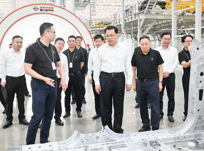 袁家军考察赛力斯三工厂 以智能化引领重庆信息科技产业新跨越